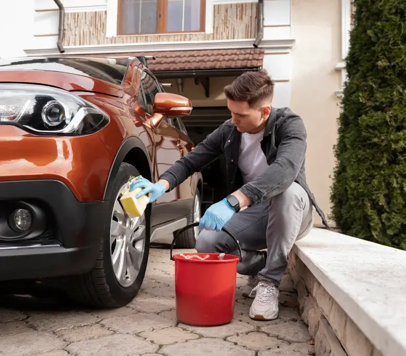 Lavage auto à domicile Villers-Faucon : professionnel intervenant sur un véhicule